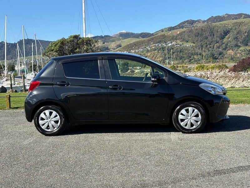2015 Toyota Vitz, photo 2