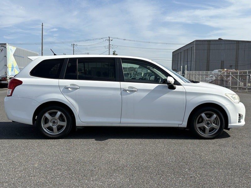 2013 Toyota Corolla Fielder, photo 2