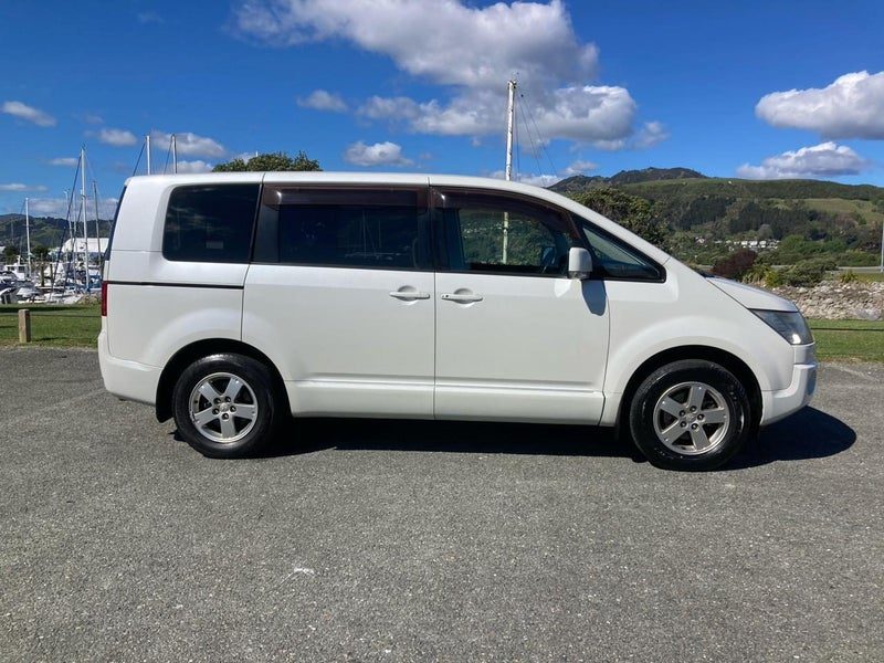 2013 Mitsubishi Delica D:5, photo 2