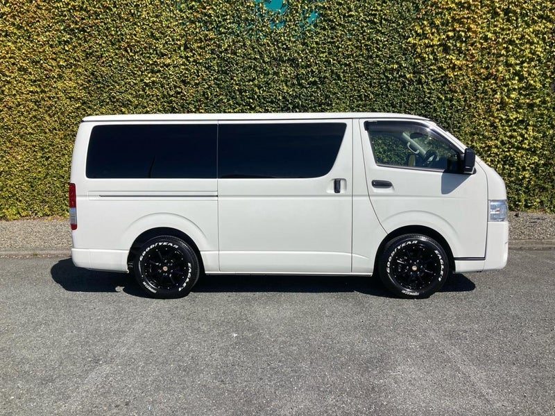 2020 Toyota Hiace DX, photo 2