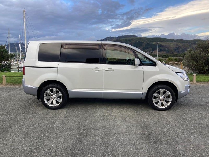 2015 Mitsubishi Delica, photo 2