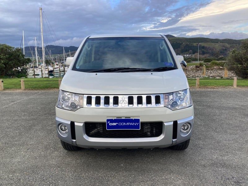 2015 Mitsubishi Delica, photo 3