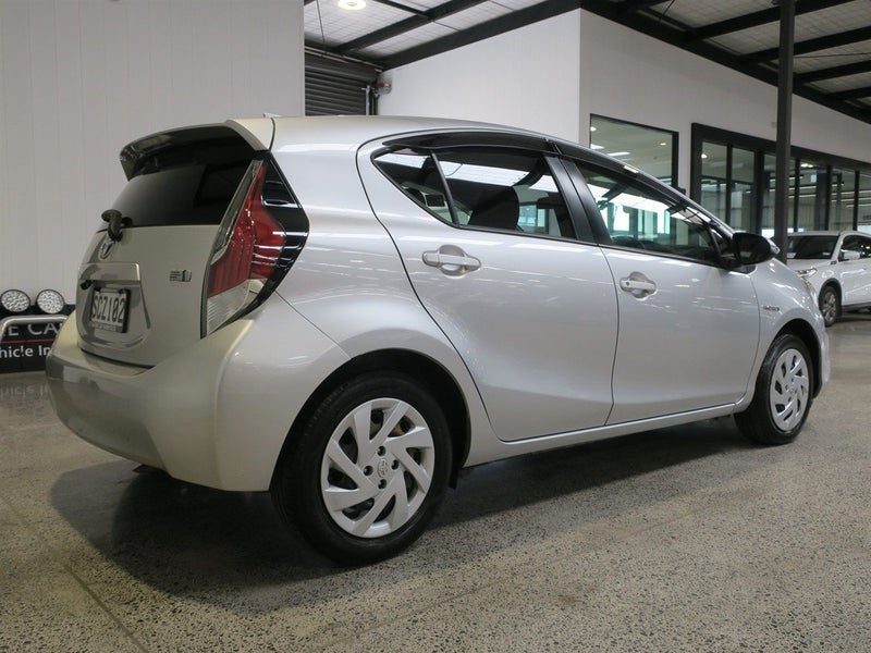 2017 Toyota Aqua S, photo 2