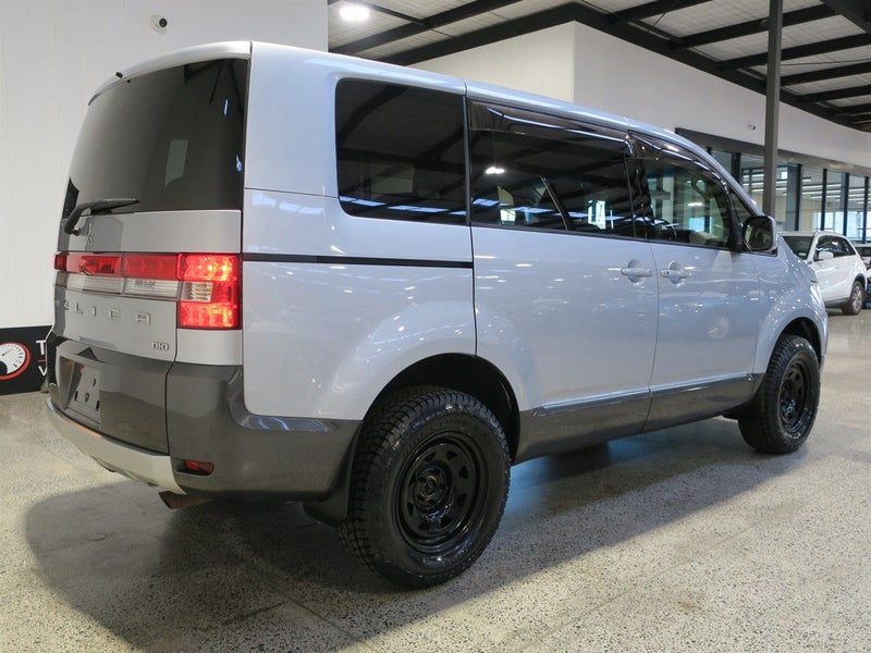 2017 Mitsubishi Delica, photo 2