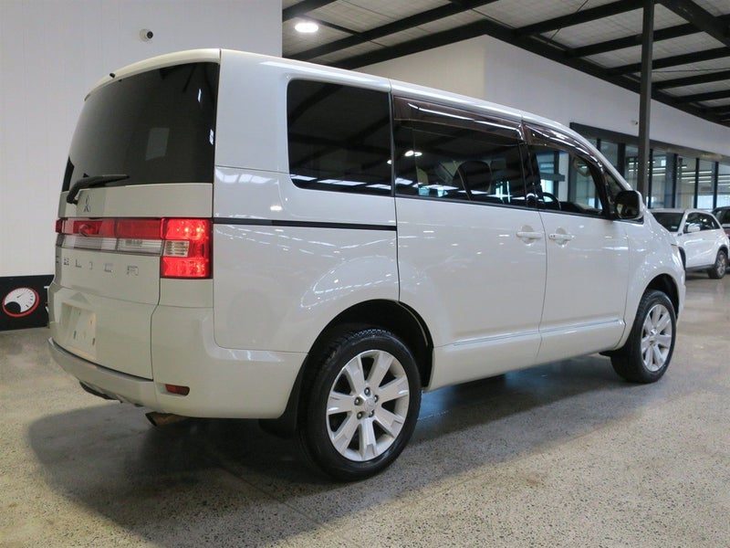 2012 Mitsubishi Delica D:5, photo 2