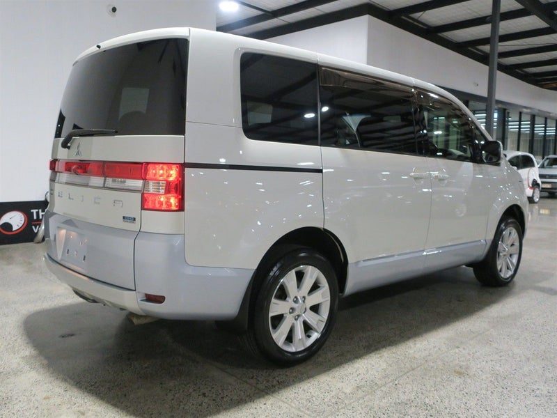 2014 Mitsubishi Delica D:5, photo 2