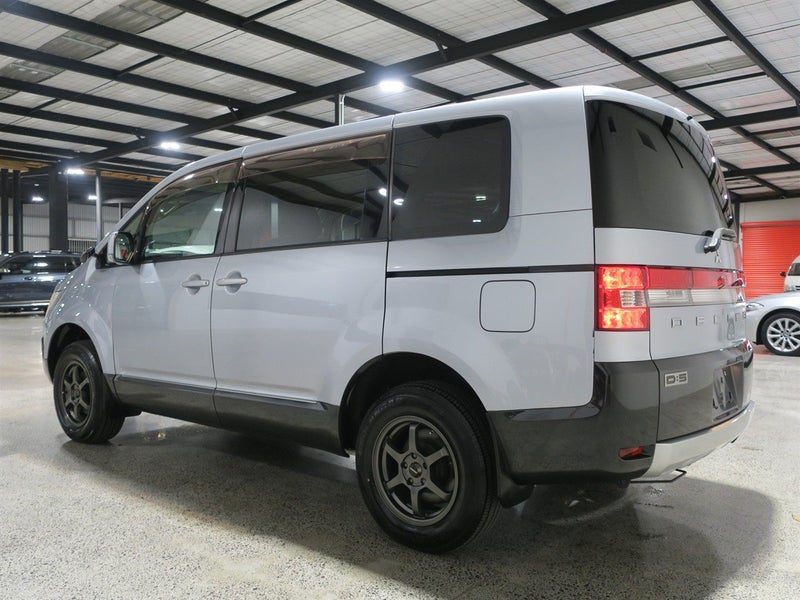 2007 Mitsubishi Delica D:5, photo 3