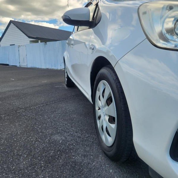 2013 Toyota Aqua HYBRID, photo 3