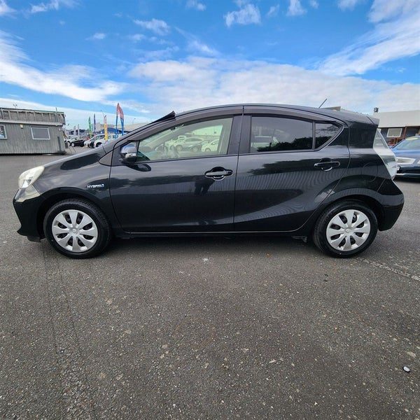 2014 Toyota Aqua HYBRID, photo 3