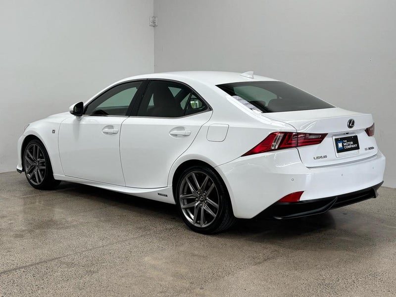 2013 Lexus IS 300h F Sport, photo 2