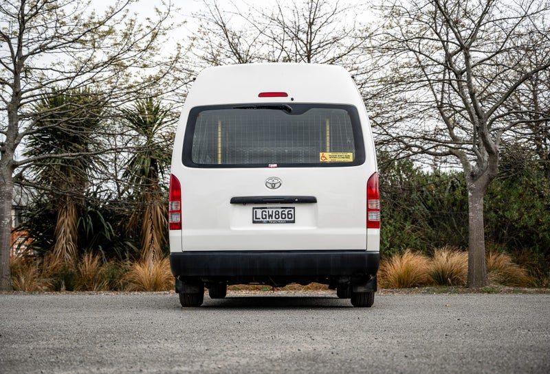 2018 Toyota Hiace 3.0L Diesel Automatic, photo 2