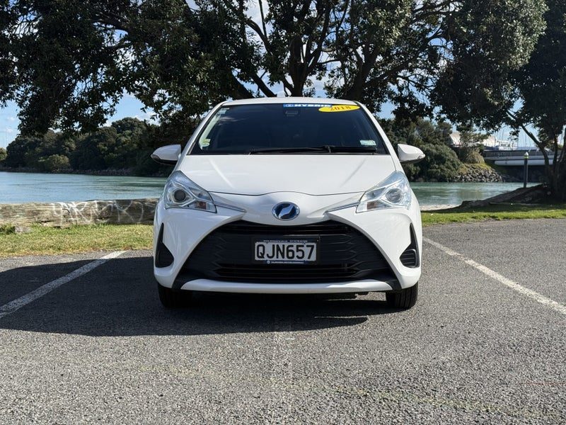 2018 Toyota Vitz Hybrid, photo 2