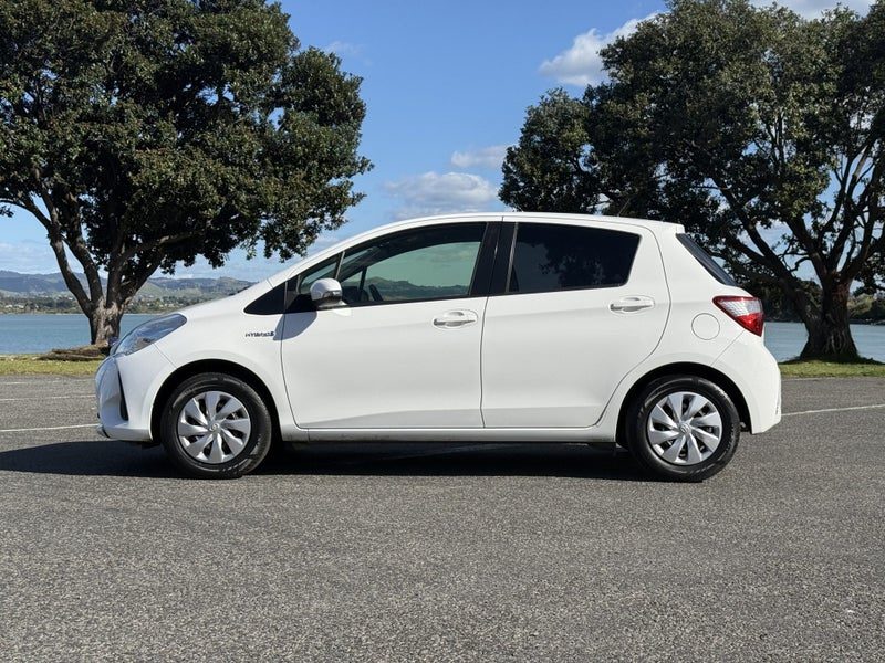 2018 Toyota Vitz Hybrid, photo 3