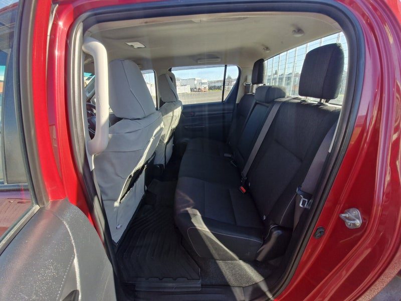2017 Toyota Hilux SR, photo 2