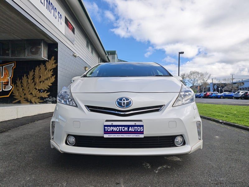 2013 Toyota Prius Alpha, photo 2