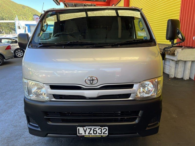 2013 Toyota Hiace Manual Petrol, photo 2