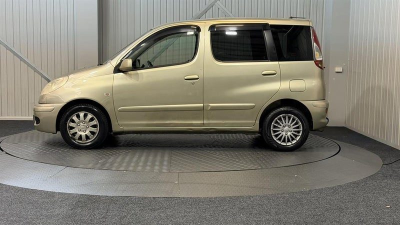 2002 Toyota FunCargo, photo 2