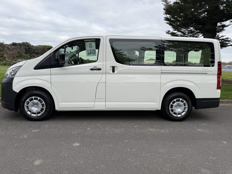 2026 Toyota Hiace ZR, photo 2