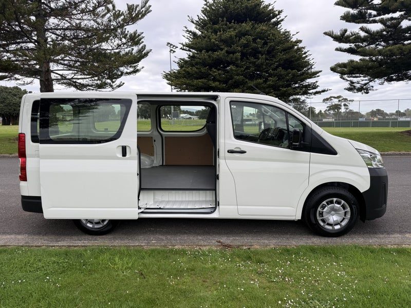 2026 Toyota Hiace ZR, photo 3