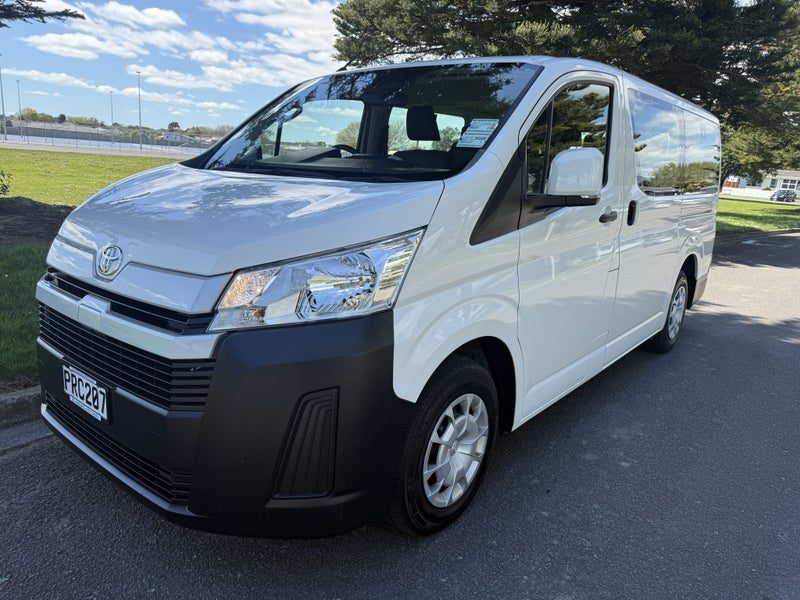2022 Toyota Hiace ZR Minibus