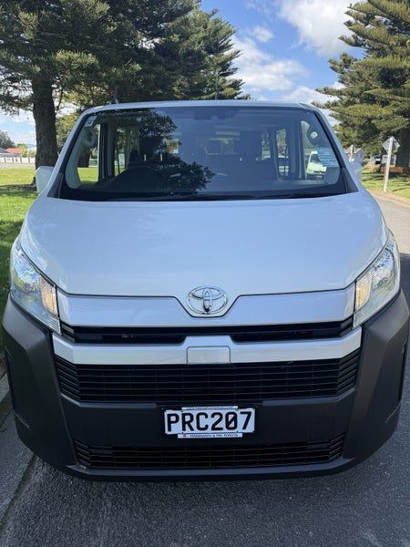 2022 Toyota Hiace ZR Minibus, photo 2