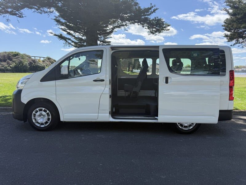 2022 Toyota Hiace ZR Minibus, photo 3