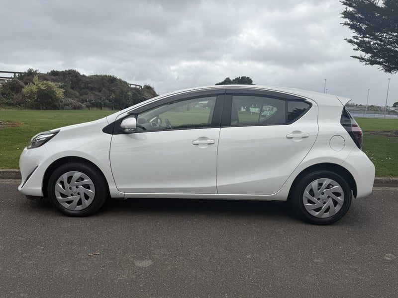 2021 Toyota Aqua 1.5 L Automatic Hybrid Hatch, photo 3