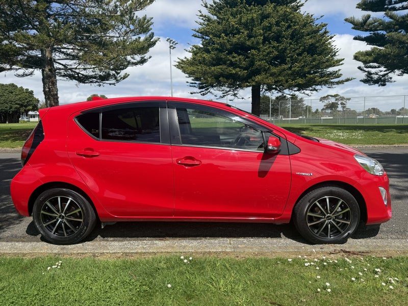 2015 Toyota Aqua 1.5P Hybrid S Automatic Hatch, photo 2