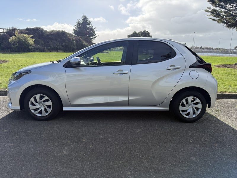 2022 Toyota Yaris X, photo 2