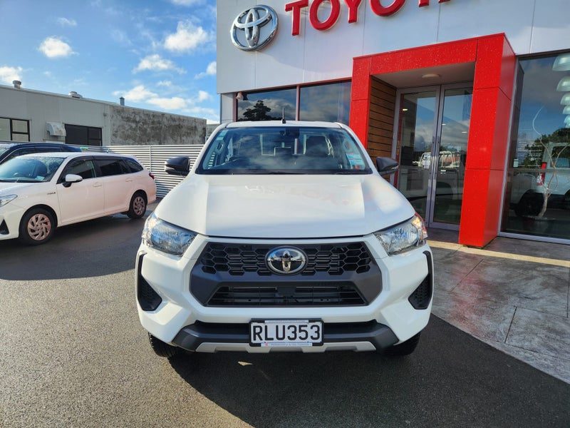 2025 Toyota Hilux SR, photo 2