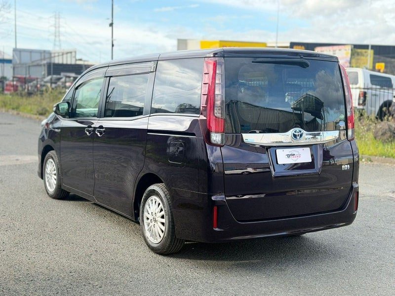 2015 Toyota Noah Hybrid G, photo 2