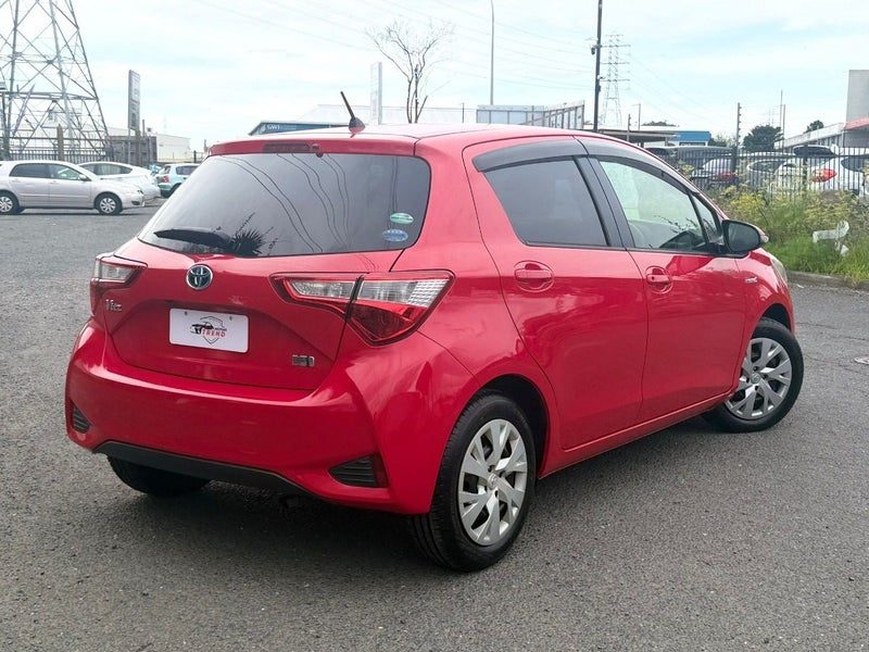 2017 Toyota Vitz Hybrid, photo 2