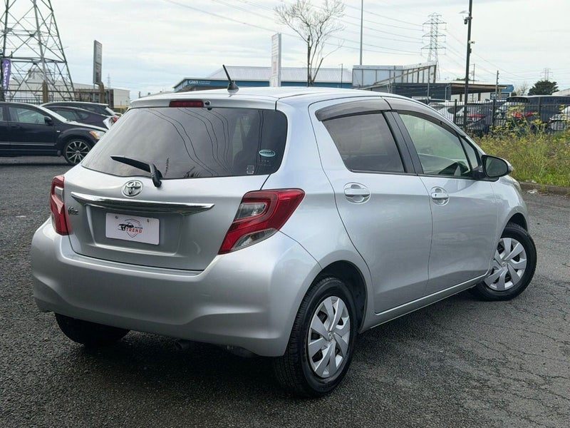 2015 Toyota Vitz F, photo 2