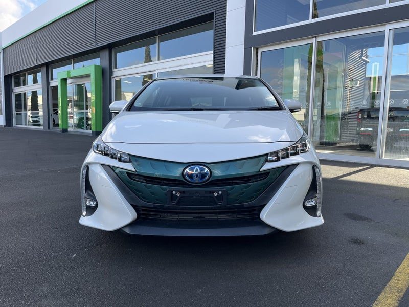 2017 Toyota Prius Plugin Hybrid, photo 2