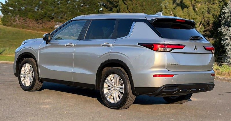 2022 Mitsubishi Outlander, photo 2