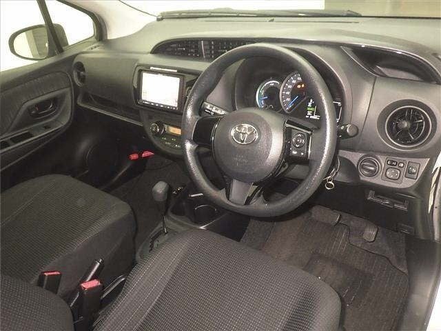 2017 Toyota Vitz HYBRID F SAFETY SENS, photo 3