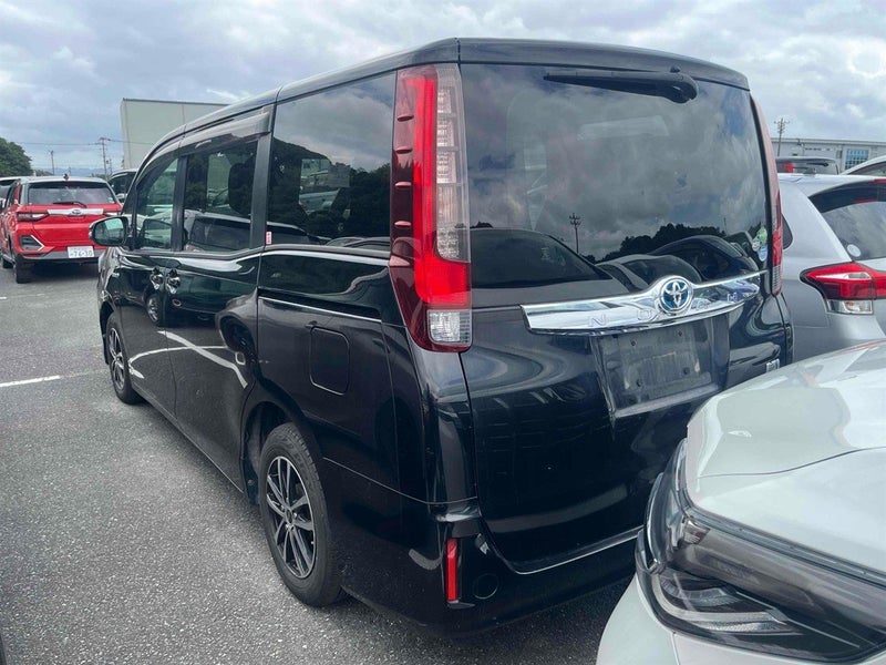 2014 Toyota Noah, photo 2