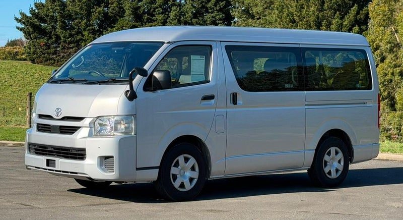 2023 Toyota Hiace 10 seater, photo 2