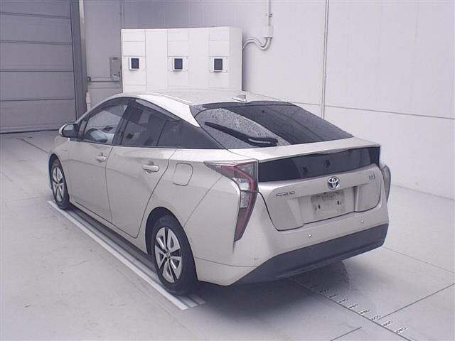 2015 Toyota Prius, photo 2
