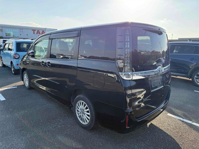 2015 Toyota Voxy HYBRID X, photo 2