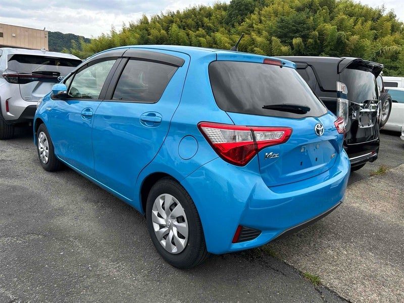2017 Toyota Vitz HYBRID F, photo 2