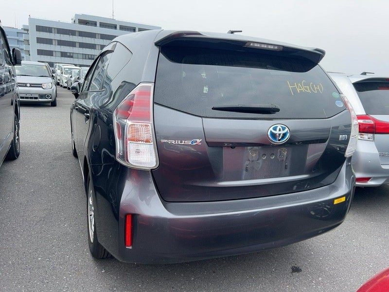 2015 Toyota Prius Alpha S, photo 2
