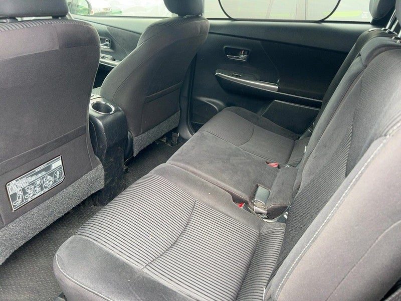 2015 Toyota Prius Alpha S, photo 3