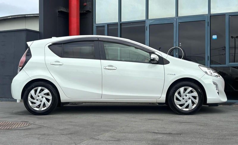 2015 Toyota Aqua S Push start, photo 3