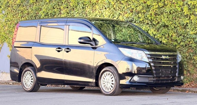 2015 Toyota Noah Hybrid X daylight plus, photo 2