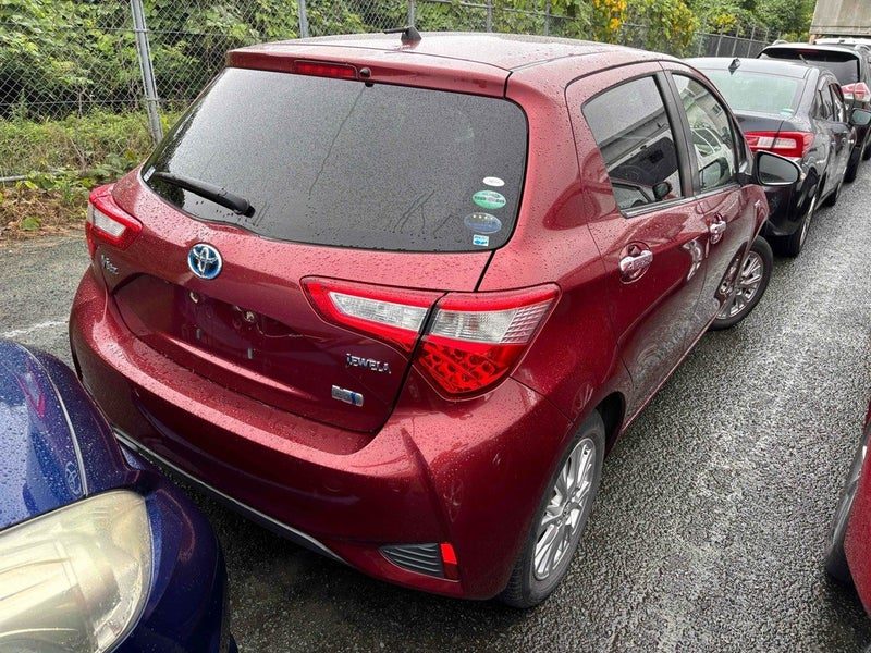 2017 Toyota Vitz HYBRID F, photo 2