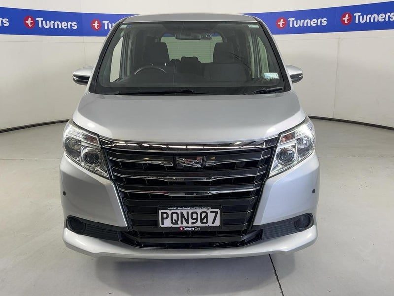 2017 Toyota Noah, photo 2