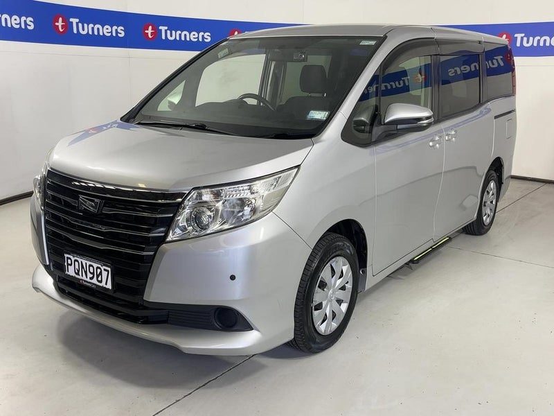 2017 Toyota Noah, photo 3