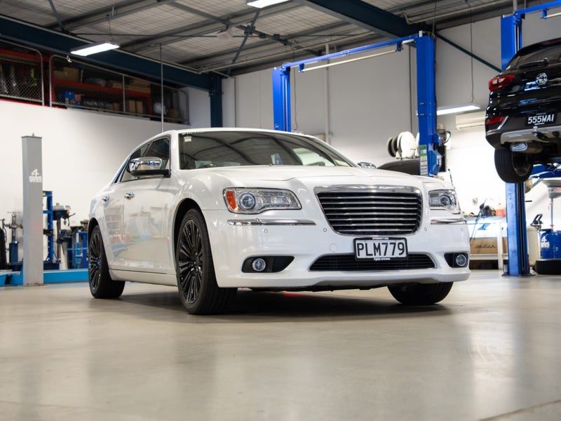 2013 Chrysler 300C 3.6L LUXURY AUTO SEDAN, photo 3