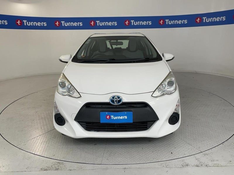 2015 Toyota Aqua, photo 2